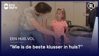 Er wordt druk geklust bij familie Adema  Een huis vol [upl. by Jamnis]